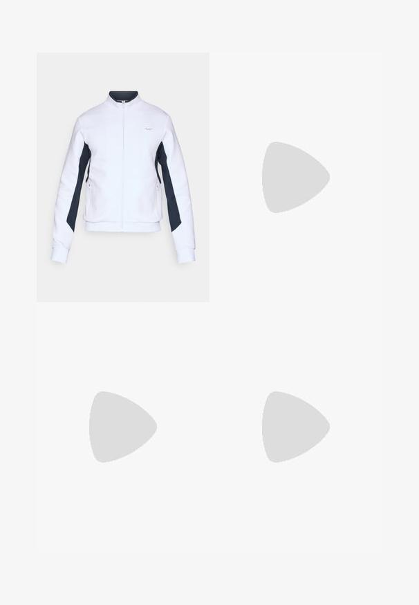 Witte sweatshirt met een hoge kraag, voorrits en marineblauwe zijpanelen. Bevat ritszakken en ribgebreide manchetten voor textuur.; Donkerblauwe T-shirt met korte mouwen van gladde stof, met een ronde halslijn en een klein wit label op de borst met merktekst.; Bordeaux joggerbroeken met elastische tailleband en trekkoord, aansluitende boorden en subtiele branding op het linkerbeen. Zachte stoftextuur.; Witte leren sneaker met een gladde afwerking, ronde neus, platte veters en een gestructureerde zool. Kenmerkt zich door een subtiel logo op de hiel.