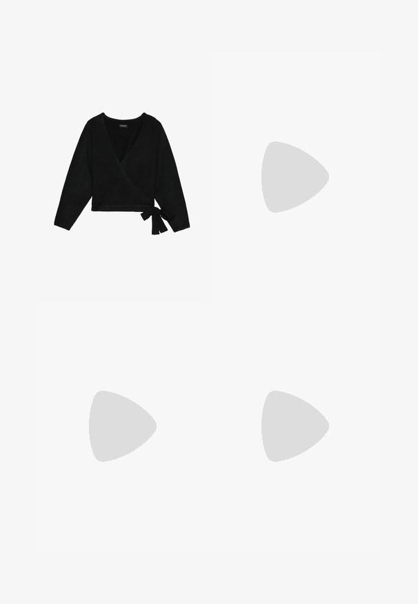Schwarzer Wickel-Pullover aus weichem Material. Mit tiefem V-Ausschnitt, langen Ärmeln und einem seitlichen Bindeband für eine anpassbare Passform.; Zwei langärmelige Rollkragenoberteile, eines weiß und eines schwarz, aus einem glatten, dehnbaren Stoff, beide mit schmalem Schnitt und hohem Kragen.; Schwarze Hose aus glattem Stoff, mit geradem Bein Design und flat frontalen Taschen. Mit einem Bund mit Gürtelschlaufen. Keine sichtbaren Muster.; Schwarze Gummischuhe mit Belüftungslöchern, erhöhtem Absatz, einem Riemen hinten und strukturiertem Fußbett. Glatte Oberfläche mit minimalistischem Design.