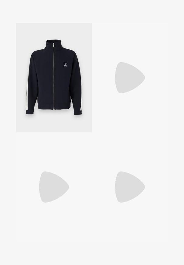 Navy zip-up hettegenser med høy krage, med hvite sidestiper og brodert logo på brystet. Mykt stoff og ribbede mansjetter.; Beige bomulls T-skjorte med kortermet og rund hals. Har en liten brodert "CLOSED"-logo på øvre venstre bryst.; Olivenfargede bukser laget av bomullsblandingsstoff, med glidelås og knappelukking, samt sidelommer. Rett ben-design med glatt tekstur.; Hvite og svarte joggesko med en glatt læroverdel, teksturerte detaljer og en kraftig hvit såle. Har en klassisk snøring.