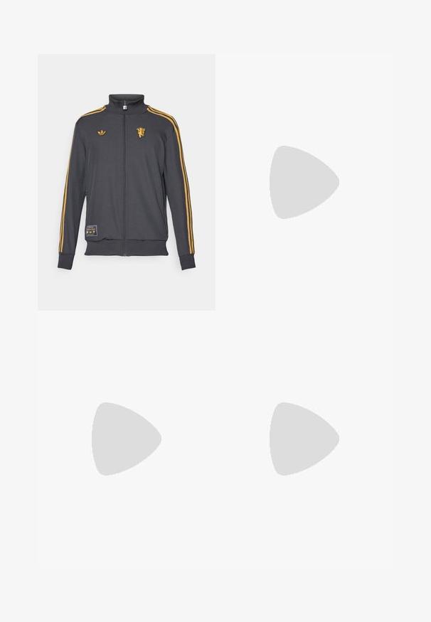 adidas Originals MANCHESTER UNITED ICON TRACK TOP - Sudadera con cremallera - utility black; Camiseta de algodón gris con cuello redondo, mangas cortas y un diseño liso, que presenta una textura suave y lisa, sin patrones ni adornos visibles.; Pantalones deportivos negros con cintura elástica, confeccionados en tela suave, que presentan costuras laterales sutiles y un ajuste relajado, diseño de pierna recta.; Zapatilla deportiva negra con un diseño elegante, parte superior sintética, acentos de rayas blancas, de corte bajo y una correa de Velcro en el empeine para un ajuste seguro.