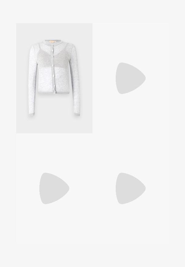 Cárdigan gris de manga larga con cuello redondo, que presenta un cierre de botones y un dobladillo acanalado. Hecho de una tela suave y texturizada.; Camiseta sin mangas blanca hecha de un suave tejido acanalado; presenta tirantes finos y un escote redondo, la etiqueta dice "FRAME."; Jeans de mezclilla gris de pierna ancha con cintura alta, cierre frontal de botones y costuras en contraste. Presenta dos bolsillos laterales y una textura suave.; Bailarinas negras con tira ajustable en el tobillo, adornadas con tachuelas plateadas, tejido texturizado, punta redondeada y pequeño lazo en la parte delantera.