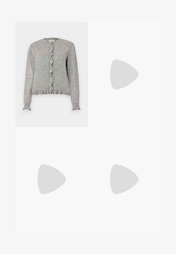 Grå strikket cardigan med rund halsudskæring, bølget knapstolpe og flæseærmer. Har små lyserøde knapper og ribbet kant.; Hvid bomulds T-shirt med rund halsudskæring og korte ærmer. Enkel design, glat tekstur, ingen mønstre eller detaljer.; Sort plisseret nederdel med en bred elastisk talje, længde til knæene, der fremhæver lodrette plisseringer for tekstur og bevægelse.; Sorte platform-sko med rund tå, flere spænder og en tekstureret, kraftig sål. Fremstillet af shiny syntetisk materiale.