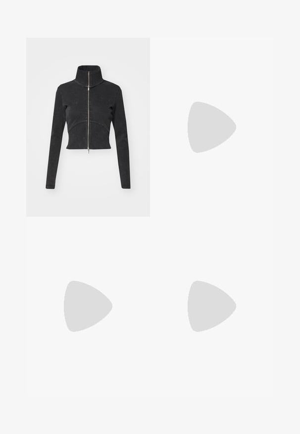 Chaqueta de denim negro cortada con cuello alto, cremallera completa y mangas largas. Presenta un diseño de costura curvada y una textura sutil.; Conjunto de bralette de algodón en navy y blanco con escote en forma de ondas, tirantes delgados ajustables y un diseño ajustado. Etiqueta de logo en el lado interior de la pieza navy.; Leggings negros de canalé con una cinturilla alta, forma ajustada y textura suave. Incluye un sutil detalle de hardware en la cinturilla.; Zapatos de tacón alto de charol burdeos con punta afilada y tira en el tobillo, con un tacón cuadrado y textura suave.