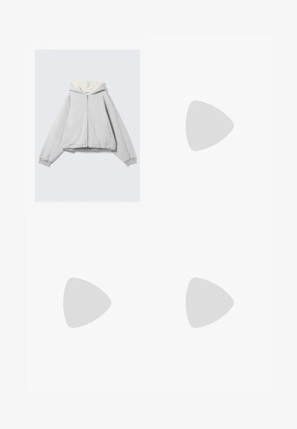 Grijze hoodie met rits, voorzien van een zachte creme kleurige fleece voering, oversized pasvorm, geribbelde boorden en een capuchon met trekkoord. Inclusief zijzakken.; Zwart-witte T-shirts, ronde hals, korte mouwen. Het zwarte shirt heeft gele zon-geborduurde details; het witte shirt heeft een purperen halve maan accent.; Grijze sweatpants van een katoenmix, met marineblauwe zijkanten, een elastische tailleband en een logo-print in de bovenste linkerkant.; Zilveren slingback hoge hak schoen met een spitse neus, metalen afwerking, twee decoratieve banden en een slanke hak met een zwarte punt.