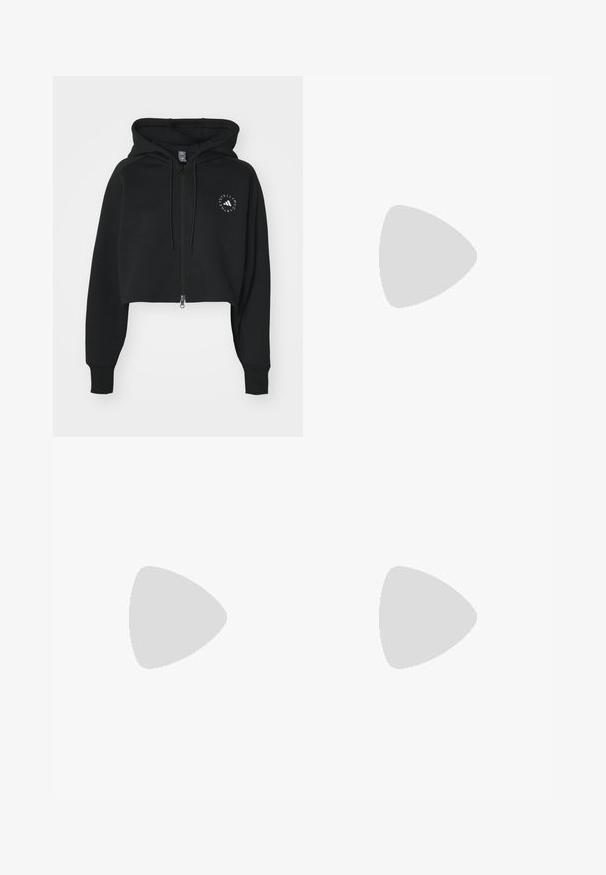 Črni skrajšani hoodie iz mehkega blaga, z sprednjim zadrgo in kapuco na vrvico. Vključuje krožni logo na prsih.; Črna kratkotrajna majica z okroglim izrezom, izdelana iz bombaža. Okrogla ovratnica s ukrivljenim robom in stranskimi razpoki. Gladka tekstura, sproščen kroj.; adidas by Stella McCartney Pajkice - black; adidas by Stella McCartney ADIDAS BY STELLA MCCARTNEY SPORTSWEAR SHOE - Tekaški copati za cesto - core black   cloud white   core black