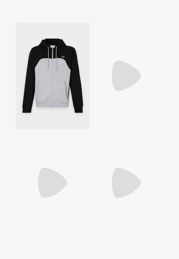 Felpa con cappuccio, metà superiore nera e metà inferiore grigia, con zip frontale e tasche. Logo Lacoste sul lato sinistro del petto.; T-shirt bianco a maniche corte in cotone con colletto a coste, caratterizzato da strisce verdi e nere; piccolo logo ricamato verde sul petto sinistro.; Pantaloni cargo neri realizzati in tessuto leggero, con una vestibilità rilassata, due ampie tasche laterali e chiusura con bottone.; Sneaker Lacoste grigie scure in materiale mesh e sintetico, con suola testurizzata e dettagli marroni sul colletto e sul branding.