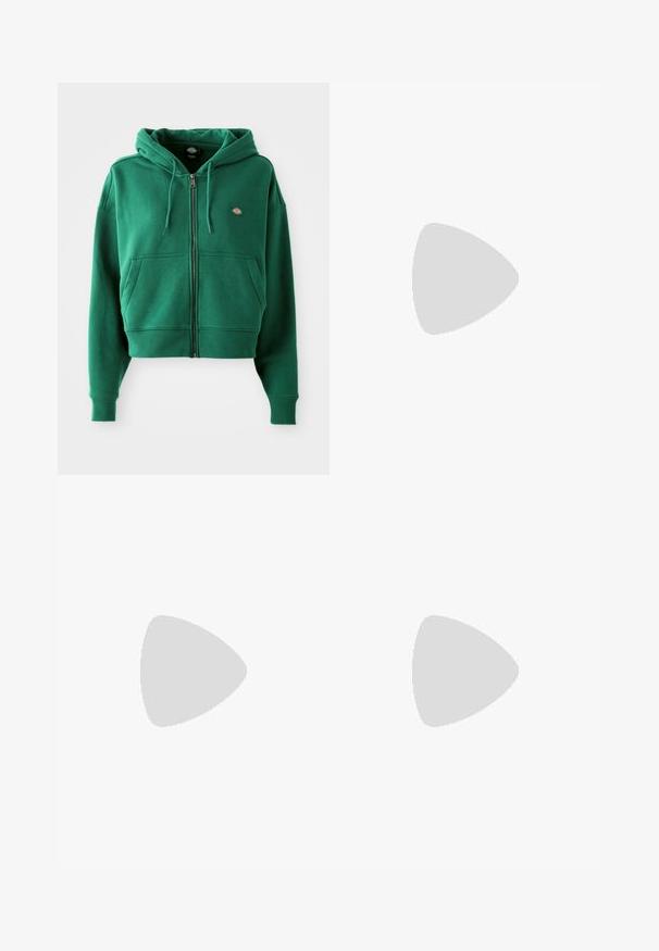 Zelená mikina na zips s prednými vreckami, s nastaviteľnou kapucňou, rebrovanými manžetami a lemom, a malým logom na ľavej hrudi.; Zelené tričko s krátkym rukávom vyrobené z mäkkej tkaniny, s okrúhlym výstrihom a jemným logom na prednej strane.; Modré džínsy s uvoľneným strihom, vysokým pásom, dizajnom s piatimi vreckami a kontrastným prešívaním. Obsahujú zapínanie na gombík a zips.; Zelený vzorovaný teplákový komplet s bielymi kvetinovými vzormi a bielymi pruhmi, doplnený bielymi teniskami so zelenými pruhmi a trblietavými šnúrkami.