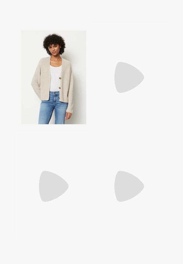 Marc O'Polo CARDIGAN LONGSLEEVE V-NECK - Cardigan - sandy; PULL&BEAR STRAPPY - PACK OF 2 - Top - white; Bershka Maxi skirt - white; Bershka High heeled boots - beige