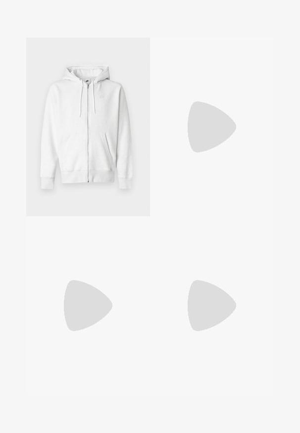 Balts rāvējslēdzēja džemperis no mīksta auduma ar kengūras kabatu, auklām un mazu logo augšējā kreisajā krūšu daļā.; Īsām piedurknēm, ar apaļu kakla izgriezumu, baltas un gaiši bežīgas krāsas T-kreklā. Izceļas ar mazu zeltītu Nike logo uz krūtīm un gludu kokvilnas tekstūru.; Gaišzili džinsu šorti ar brīvu piegriezumu, pieciem kabatām un sānu ķēdes detaļu. Iekļauj nelielu izbalēšanu un taisnu apakšmali.; Baltas sporta apavi ar teksturētām detaļām, masīvu zoli un pelēkiem akcentiem. Valkāti ar baltiem zeķu pēdu apģērbiem un zaļām šortiem uz zilas virsmas.