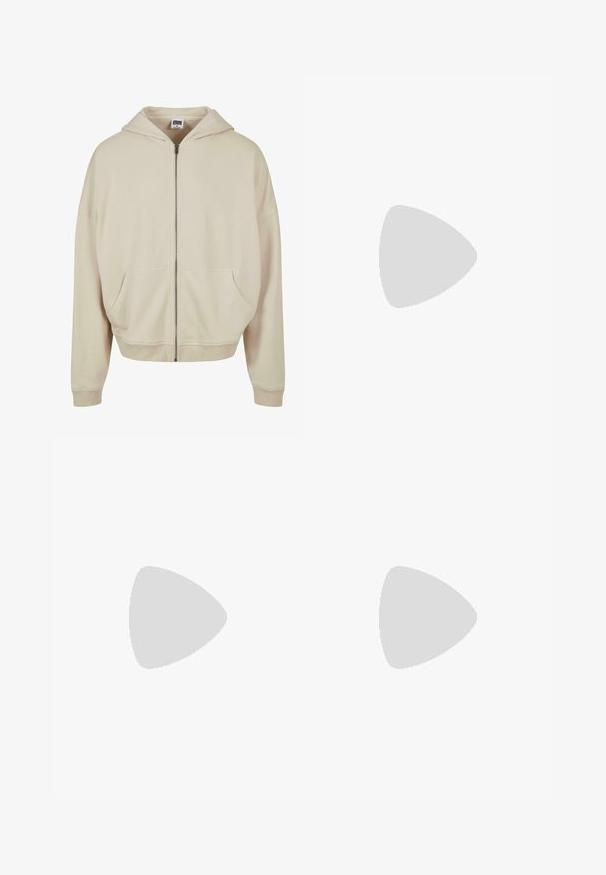 Beige Zip-Hoodie mit Kapuze, Fronttaschen, gerippten Bündchen und Saum. Hergestellt aus weichem Material mit glatter Textur.; Braunes Baumwoll-T-Shirt mit kurzen Ärmeln und rundem Ausschnitt. Glatte Textur, minimalistisches Design, keine Muster oder zusätzlichen Details.; Braune weit geschnittene Baumwollhose mit hoher Taille, vorderen Taschen und glatter Textur. Die Verarbeitung umfasst dezente Steppdetails.; Schwarze Lederloafer mit einer runden Zehenform, genähten Details über dem Vorderfuß und einer flachen Gummisohle für besseren Halt. Glatte Textur überall.