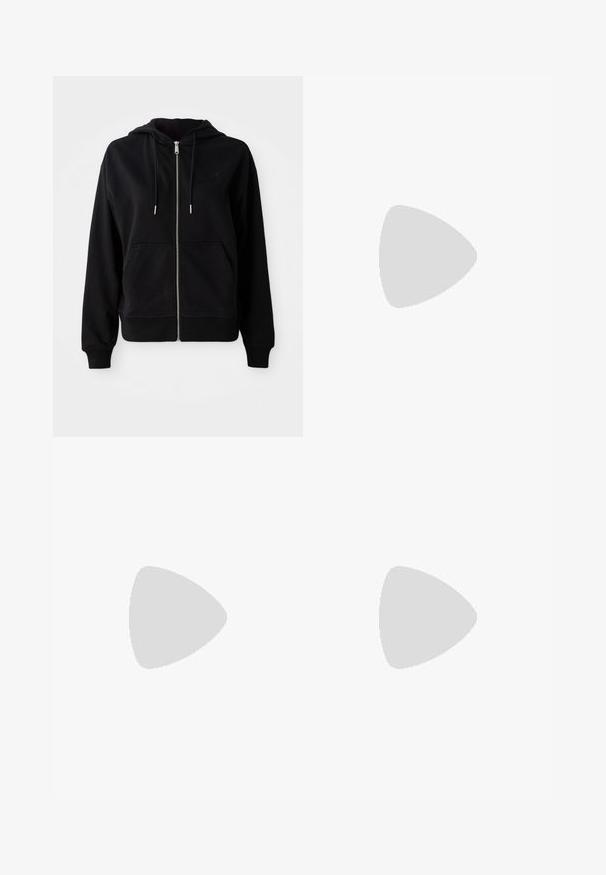 Zwarte zip-up hoodie gemaakt van zacht materiaal. Voorzien van een voorzak, een verstelbare capuchon met koord en een geborduurd logo op de borst.; Katoenen t-shirt met ronde hals in lichtblauw, met een gestructureerd "LACOSTE" logo op de voorkant. Korte mouwen en een standaard pasvorm.; Crème wijde benen broek van gladde stof. Heeft een mid-rise taille, ritssluiting en twee voorzakken met zwarte hardware accenten.; Witte sneakers van textiel leer, met een platformzool, ronde neus en vetersluiting; gecombineerd met lichtgrijze crew-sokken en een spijkerrok.