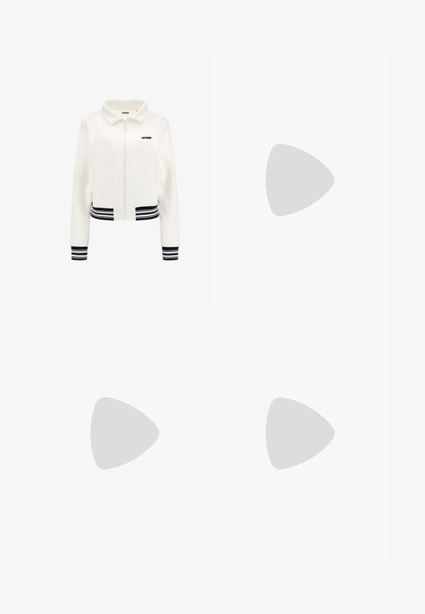 Jachetă albă din fleecă cu fermoar în față, cu manșete și talie cu dungi negre și albe. Prezintă un logo „GUESS” negru pe piept.; Tricou scurt alb, cu mânecă scurtă și guler rotund, cu o croială relaxată, realizat dintr-un material din bumbac moale. Textură netedă, fără modele sau logo-uri.; Pantaloni scurți bej din material țesut, cu patru buzunare, închidere cu nasture și manșete răsucite pentru un aspect finisat.; Pantofi slingback negri cu vârf ascuțit, realizați dintr-un material neted, având un toc mic și un accent decorativ argintiu pe pieptul piciorului.