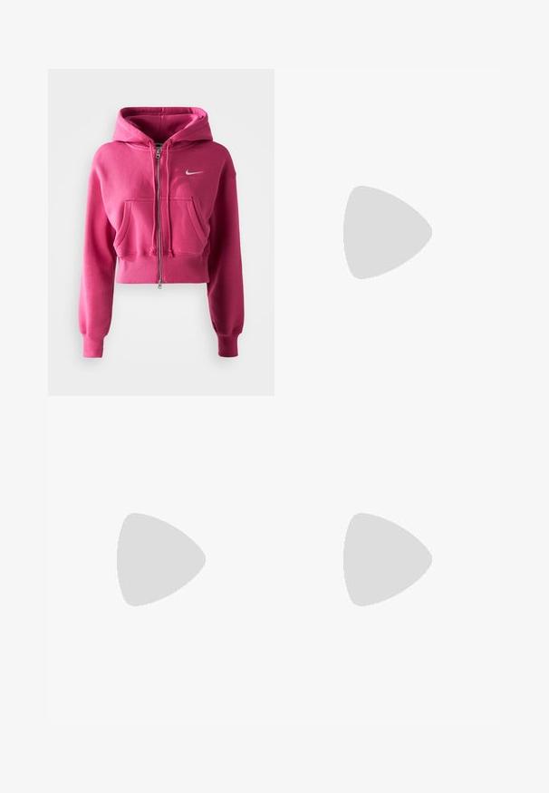 Rosa, kurze Kapuzenjacke aus weichem Material, mit einem Reißverschluss, vorderen Taschen und einem kleinen weißen Nike-Logo auf der Brust.; Schwarzes sportliches Crop-Top mit kurzen Ärmeln, gerundetem Ausschnitt, strukturierten Paneelen und einer taillierten Passform für einen schlanken Look.; Schwarze Leggings mit einer glatten Textur, hohem Bund und Nähdetails an den Seiten. Schlank geschnitten, geeignet für verschiedene Aktivitäten.; Weiße Sportschuhe aus Mesh und synthetischen Überzügen mit einem silbernen Nike-Swoosh, kombiniert mit gerippten weißen Socken auf einer blauen Fläche.