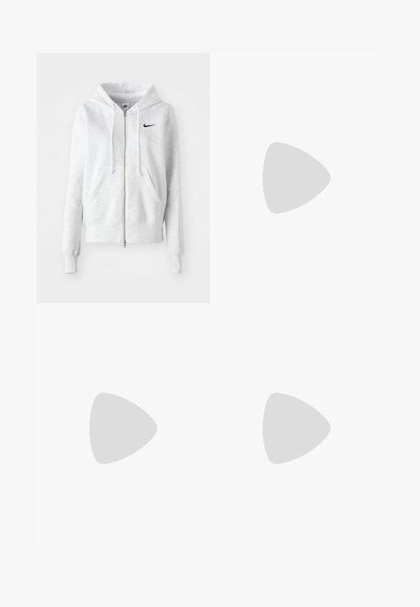 Haut à capuche gris zippé en tissu doux, doté d'une poche avant, d'un cordon de serrage à la capuche et d'un logo Nike noir sur la poitrine gauche.; Jersey blanc à manches courtes de Nike, avec un col rouge et un logo noir, doté de liens ajustables sur les côtés pour un bon fit. Détail de tissu texturé.; Shorts en denim bleu clair, avec un design enveloppant, poches avant et fermeture à bouton en métal. Texture lisse avec bords cousus.; Baskets en cuir blanc avec des accents gris, bout perforé, lacets plats, col rembourré et semelle en caoutchouc texturée.