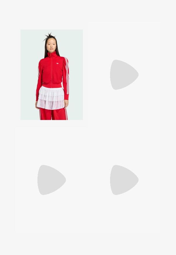 Rode ritsjas met opgeblazen mouwen, wit Adidas-logo en witte drie-strepenaccents. Combineert met een doorzichtige witte rok met ruffles.; Rode katoenen t-shirt met een ronde halslijn, korte mouwen, witte drie-strepen accenten op de schouders en een klein wit logo op de borst.; Rode compressiekort met een zwarte elastische tailleband met witte "ARMOUR" tekst en het Under Armour-logo op het onderste deel van het linkeren been.; Rode nubuck sneakers met roze accenten, voorzien van drie witte strepen en lichtroze veters. Witte tussenzool en gumrubberen buitenzool.