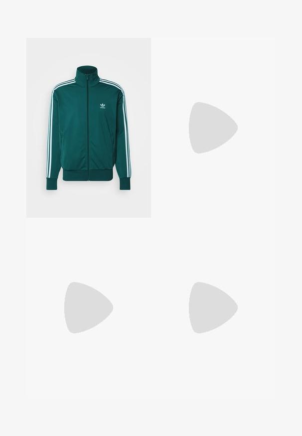 adidas Originals FBIRD - Športna jopa s kapuco na zadrgo - mineral green; Bela bombažno majico s kratkimi rokavi, okroglim izrezom in črnim logotipom Adidas Originals natisnjenim na levem prsnem delu.; Sive hlače za tek s elastičnim pasom, širokimi nogami in pisanimi vzorci ob straneh. Narejene iz mehkega, udobnega materiala.; Beli usnjeni copati z perforiranimi detajli, tremi kovinskimi črtami in teksturiranim stranskim delom. Obuti z belimi nogavicami z modrimi črtami.