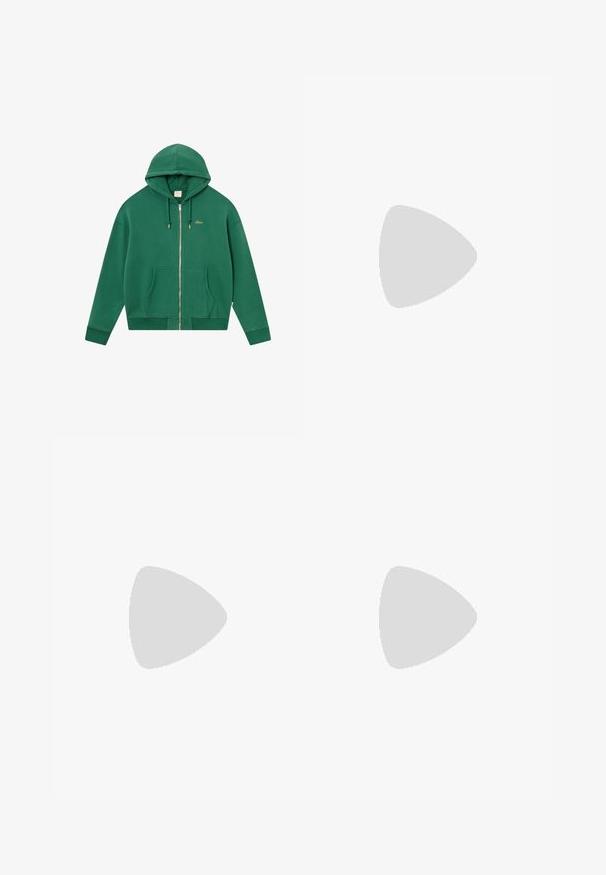 Grüne Zip-Hoodie mit goldfarbenem Logo, Kordelzugkapuze, zwei Fronttaschen und gerippten Bündchen und Saum. Aus weichem Stoff gefertigt.; Weißes Sweatshirt mit langen Ärmeln, runder Ausschnitt, lockerer Passform und weicher Textur. Keine sichtbaren Muster oder Hardware-Details.; Grüne Baumwoll-Jogginghosen mit elastischem Bund, Seitentaschen und goldener Logo-Detail; taillierte Knöchel mit elastischen Bündchen.; Sportliche Schuhe in einer Mischung aus Dunkelbraun, Pink und Orange. Glattes Gewebe und strukturierte Einsätze mit einem schwarzen Verschlusssystem.; Orangefarbene Lederhandtasche mit zwei Griffen, geprägten geometrischen Mustern und sichtbarem pinkfarbenem Futter am oberen Rand.