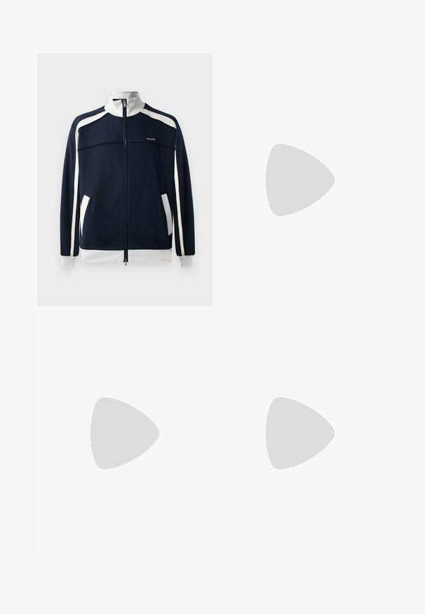 Tengerészsék zipzáras sportdzseki fehér akcentussal, bordázott gallérral és mandzsettákkal, két oldalsó zsebbel és egy kis logóval a mellkasán. Simább anyagú textúra.; Fehér pamut póló, bal oldalon grafikai mintával. Rövid ujjú, kerek nyakkivágású és laza fazonú.; Tengerészek színű, széles lábbetétű melegítőnadrág, az oldalán függőleges krémszínű csíkkal. Puha, texturált anyagból készült, elasztikus derékrésszel.; Fehér bőr sportcipő sima felülettel, kerek orral, lapos fűzőkkel és texturált talppal. Finom logó található a sarokon.