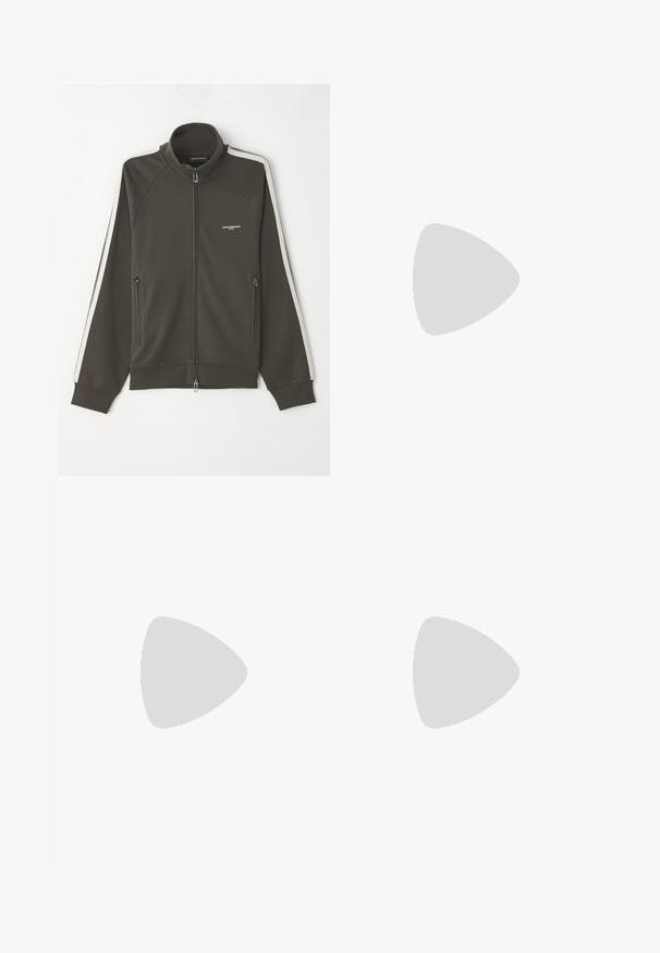 Mørk olivengrønn zip-up jakke med teksturert overflate, hvite striper langs ermer, og to sidelige glidelåslommer.; Hvit bomulls T-skjorte med korte ermer, rund hals og en liten svart logo på brystet. Enkel, uembellert design.; Navyblå bukser laget av bomull, med rett ben-design, frontlukking med knapp og klassisk midje med beltehanker.; Mørkebrun strukturert lær sneakers med snøring foran og hvit, rillet gummisåle på en enkel lys bakgrunn.