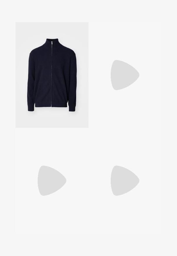 Marineblauer Reißverschluss-Pullover mit hohem Kragen, strukturiertem Rippstoff, langen Ärmeln und einem Metallreißverschluss.; Schwarzes Baumwoll-T-Shirt mit Rundhalsausschnitt, kurzen Ärmeln und lockerer Passform. Einfaches Design, glatte Textur und keine sichtbaren Muster oder Logos.; rag & bone CADE - Shorts - black; Schwarzer geflochtener Slipper mit einem glatten Lederakzent im Obermaterial, einem runden Zehendesign und einer flachen Gummisohle.
