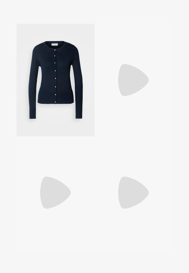 Marineblå strikket cardigan med lange ærmer, ribbede manchetter og knaplukning foran med små guldtonede knapper.; Hvid bomulds tanktop med en bred halsudskæring og tynde skulderstropper. Glat tekstur uden synlige mønstre eller udsmykninger.; Marineblå brede bukser med elastisk talje, der har geometriske mønstre i hvid, grøn og gul langs kanten og siderne.; Hvide lædersneakers med en glat overflade, beige ruskindsdetaljer, rund tå, flad snørebåndsdesign og en struktureret gummisål.