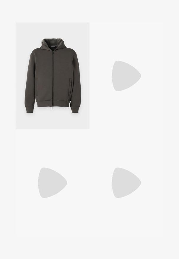 Nadstavljena sweatshirt v temno sivi barvi, izdelana iz mehkega blaga. Ima polno dolžino zadrge, dva sprednja žepa ter rebrast rob in rokave.; Črna kratkotrajna majica s kratkimi rokavi, ki prikazuje teksturiran vzorec prekrivajočih se tonov. Gladka tkanina s klasičnim krojem okroglega izreza.; Svetlo modri jeans z ravnim krojem, ki vključujejo klasični pet žepni dizajn, kontrastno šivanje in rahlo bledenje.; Črne usnjene loafer čevlje z gladko teksturo, zaobljenim nosom in dekorativnim trakom čez zgornji del. Nizka zložena peta, minimalističen dizajn.