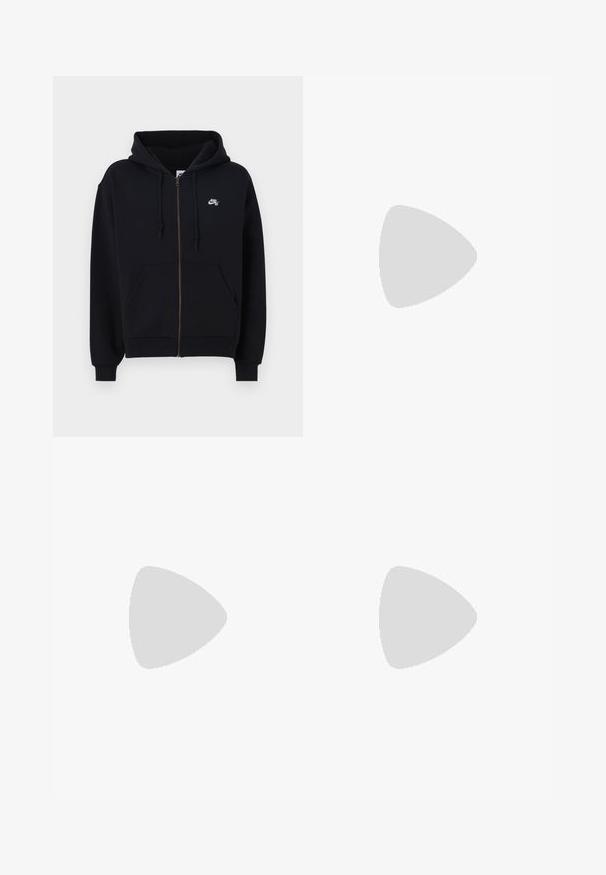 Sort hættejakke med lynlås, hætte, frontlommer, elastiske manchetter og et lille hvidt logo på venstre bryst. Lavet af blødt stof.; To cotton T-shirts vist dej til bagved: én sort og én hvid. Begge har korte ærmer og rund hals, med en glat overflade.;  Sorte denimshorts med frontlommer, en sidelomme og orange syninger. Har en metalknaplukning og et mærketikette.; Hvide Nike Air Max 90 sneakers med en overdel i mesh og læder, perforeret tåboks og en synlig luftenhed i hælen.