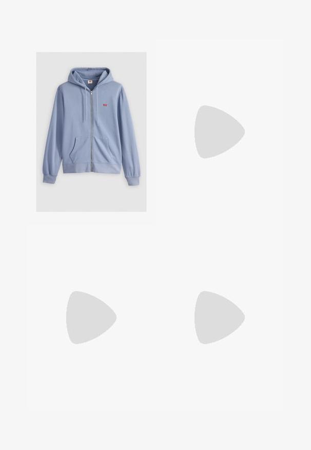 Gaiši zils mētelis ar rāvējslēdzēju, kas izgatavots no mīkstas kokvilnas, ar kengura kabatu un mazu sarkanu Levi's logotipu kreisajā krūtīs.; adidas Originals GRAPHIC  - Polo krekls - medium blue denim; Melni džinsi taisnām kājām ar klasisku piecu kabatu dizainu, piedāvā oranžus diegus un rāvējslēdzēju.; Zila zamšādas sporta apavi ar baltām svītrām un tekstu "Gazelle". Aprīkoti ar gumijas zoli un teksturētām akcentiem augšējā daļā. Klasisks dizains.