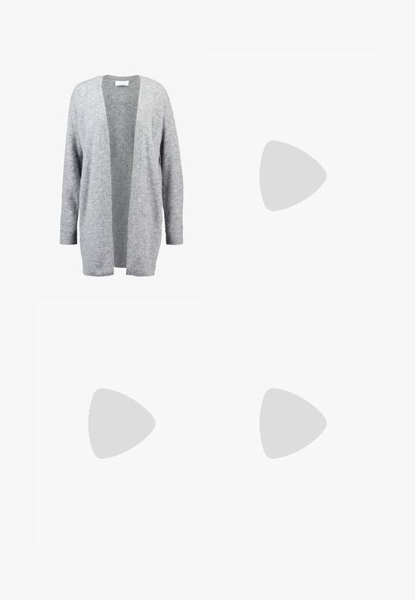 Cardigan grigio chiaro realizzato in morbido tessuto a maglia. Design aperto davanti con maniche lunghe e polsini a costine. Senza chiusure o decorazioni.; Maglietta nera a maniche lunghe realizzata in tessuto morbido, con scollo rotondo e vestibilità ampia, dotata di spacchi laterali all'orlo per facilitare i movimenti.; Jeans neri a gamba larga in denim, dotati di cinque tasche, rivetti in rame e chiusura con bottone classico. Texture liscia con un design pulito.; Stivali ankle in pelle nera con punta affusolata e tacco quadrato grosso. Texture liscia con un design senza cuciture e cuciture minimaliste.