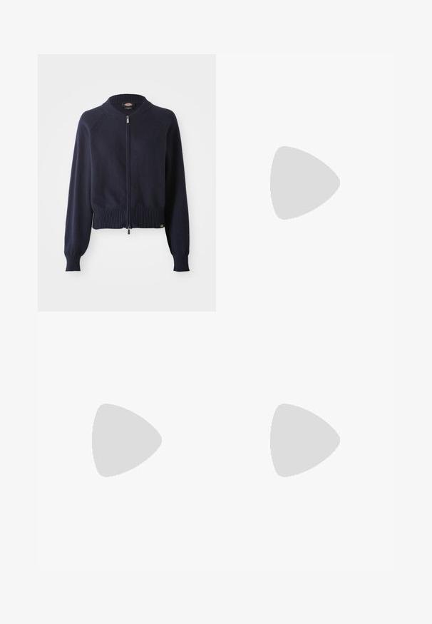 Pull zippé bleu marine avec un ourlet et des poignets côtelés. Présente un col rond et des manches raglan en tricot doux.; Ensemble de trois t-shirts à manches courtes en noir, gris et blanc. Fabriqués en coton, avec un col rond et un design simple de couleur unie.; Pantalons large en beige clair avec un tissu texturé, dotés d'une taille élastique et de deux poches latérales.; Chaussure de sport en suède brun avec des rayures et un logo roses, dotée d'un dessus texturé, de lacets et d'une semelle en caoutchouc beige.