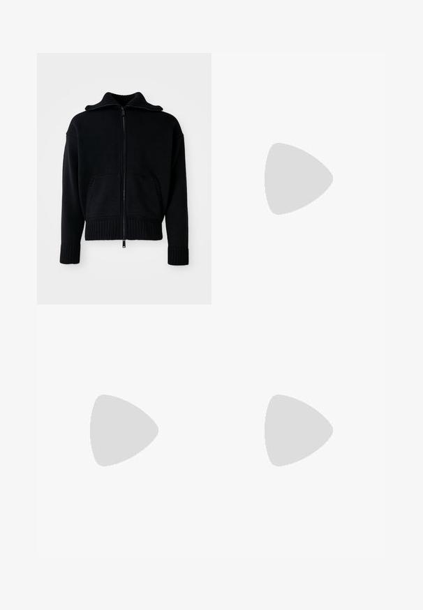 Zwarte zip-up sweater met een ribbelstructuur, hoge kraag en twee voorzakken. Voorzien van brede ribgebroken manchetten en onderrand. Minimalistisch ontwerp.; Donkergroen polo-shirt van gebreide stof. Heeft een klassieke kraag, drie knopen, korte mouwen en een klein "D2" logo op de borst.; Zwarte rechte jeans met gele stiksels, vijf zakken, knoopsluiting en een klein rood etiket op de rechter voorzak.; Witte sneaker met een gevoerd leren bovenwerk, beige veters en een gestructureerde beige suede hieltab. Verhoogde zool voor extra hoogte.