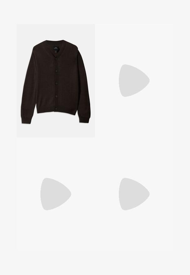 Brun strikket cardigan med V-hals, ribbestrikket krave og frontknapper. Har lange ærmer og en afslappet pasform. Materialet er blødt og glat.; Marineblå bomulds t-shirt med rund halsudskæring, korte ærmer og et diskret logo trykt på brystet. Glat tekstur og klassisk pasform.; Sorte fløjlsbukser med lige ben-design, der har lodrette ribber, en glat tekstur og en standard talje uden synligt hardware.; Hvide sneakers med ruskindsdetaljer, rund tå, flade snørebånd og en cremet gummisål. Har grøn branding på hælen.