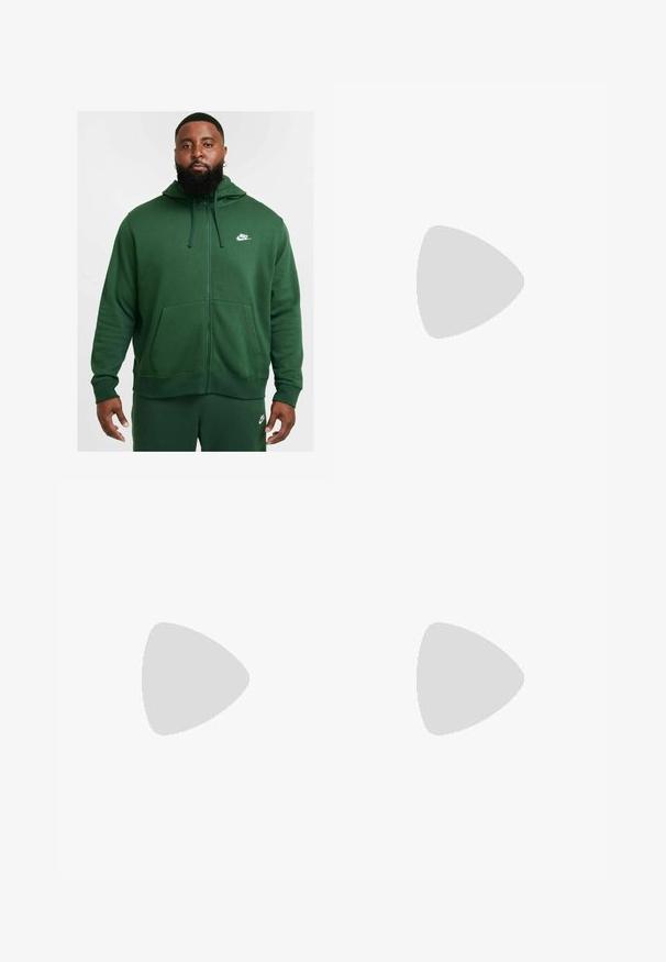 Grüne Zip-Hoodie aus weichem Stoff, mit einer frontalen Tasche und verstellbarem Kordelzug an der Kapuze. Nike-Logo in Weiß auf der Brust.; Grünes Baumwoll-T-Shirt mit kurzen Ärmeln, Rundhalsausschnitt, das auf der Brust ein gesticktes Nike-Logo in einem leicht dunkleren Grünton zeigt.; Hellblaue Sweatpants aus Baumwollmischung mit elastischem Bund, Kordelzug und schmal zulaufenden Beinen. Mit kleinem Logo am linken Oberschenkel.; Nike Air Max 1 Sneakers mit einem grauen Mesh-Obermaterial, grünen Lederakzenten, weißen Schnürsenkeln und einer sichtbaren Luftpolsterung in der Sohle.