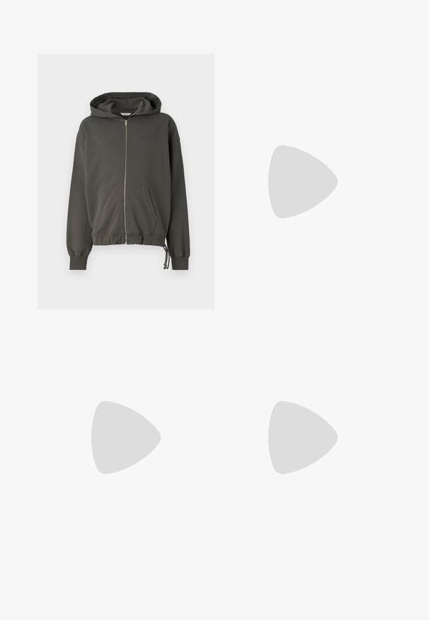 Sudadera con cremallera de color gris oscuro, hecha de material de forro polar, con un bolsillo frontal, dobladillo con cordón y un sutil logotipo en el lado izquierdo del pecho.; Camisa ligera de botones con rayas verticales en blanco, azul y rojo. Cuenta con un cuello clásico y mangas largas, y un dobladillo redondeado.; Los pantalones negros de corte ajustado presentan un tejido suave, un corte recto y una cintura con cinturón y hebilla rectangular. Las pliegues frontales notables realzan el diseño.; Zapato negro de piel sin cordones, con punta redondeada, tacón bajo y correa frontal. Textura suave con un sutil detalle del logotipo en la correa.