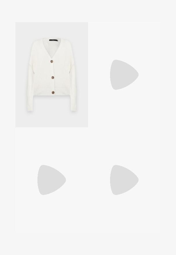 Vit stickad cardigan med långa ärmar, v-ringning och fem bruna knappar framtill; har ribbade mudd och fåll. Strukturerad tyg.; Röd stickad bikinitopp med V-ringning, tunna axelband, texturerat mönster med håligheter och en figurnära kant längst ner.; Gröna satinpants med avslappnad passform, med gula randdetaljer och en broderad logotyp på vänster sida. Elastisk midja.; Gröna mockaskor med vita läderränder, gummisula, vadderad krage och minimalistisk design. Har varumärke på sidan.