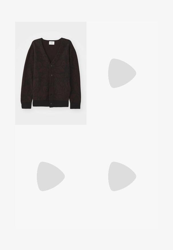 NN.07 MICHAEL CARDIGAN - Cardigan - black; Paul Smith REGULAR FIT SHIRT - Shirt - black; Dark green shorts made of textured fabric with a herringbone pattern. Features pleats and a waistband, cut to knee length.; Light beige leather sneakers with flat laces, a textured surface, and a contrasting cream-colored rubber sole, paired with black tapered pants.