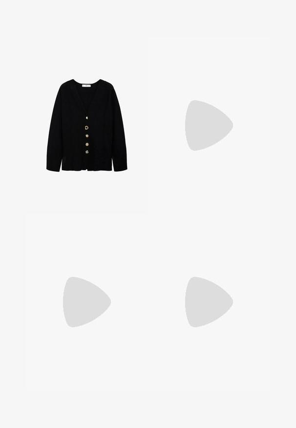 Sort cardigan med V-udskæring, lange ærmer og fem dekorative knapper i forskellige guldstilarter foran. Blødt stof med let struktur.; Sort kortærmet top lavet af glat stof; har en draperet halsudskæring og en asymmetrisk kant, med en tætsiddende pasform.; Sorte polyester culotte bukser med elastisk talje, to forpiber og en løs silhuet. Ingen synlige mønstre eller hardware detaljer.; Sorte patenterede hælsandaler med firkantet tå, ankelremme og sølvspænder. Har en chunky blokHæl for stabilitet.