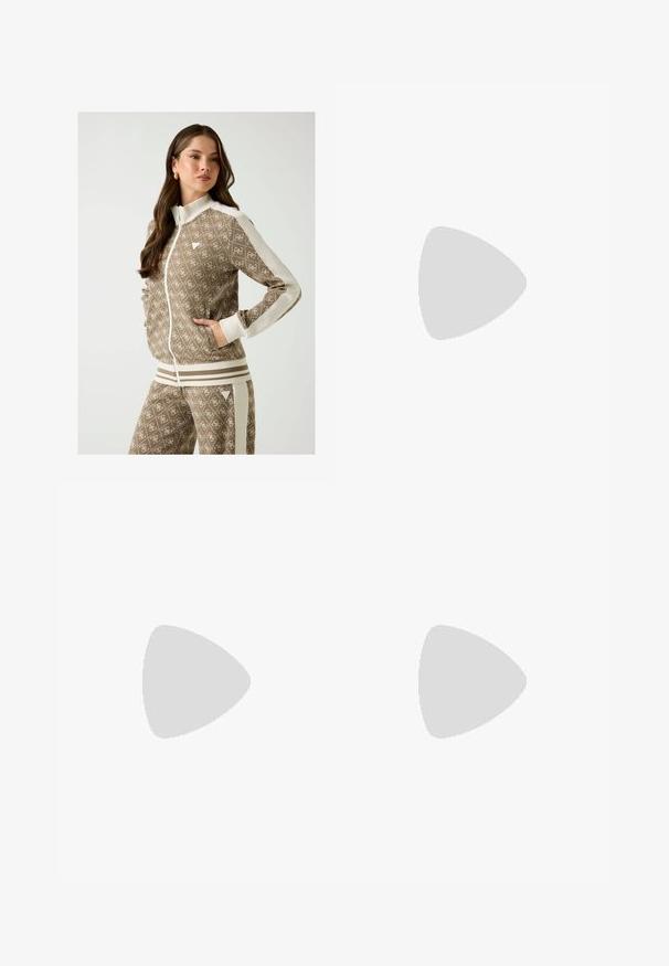 Bruine zip-up jas met witte accenten, voorzien van een logo-patroon, geribbelde boorden en bijpassende broek met gestreepte tailleband. Gladde stoftextuur.; Zwarte T-shirt met korte mouwen van katoen, voorzien van een klein wit 'Champion' logo geborduurd op de linkerborst. Klassieke pasvorm.; Zwarte wijde broek met hoge taille, plooien aan de voorkant en een riem met een gesp. Gemaakt van glad, lichtgewicht stof.; Zwarte platform sneakers met een soepel leren bovenwerk, platte veters en geborduurd "Karl" logo aan de zijkant. Ronde neus en dikke zool.