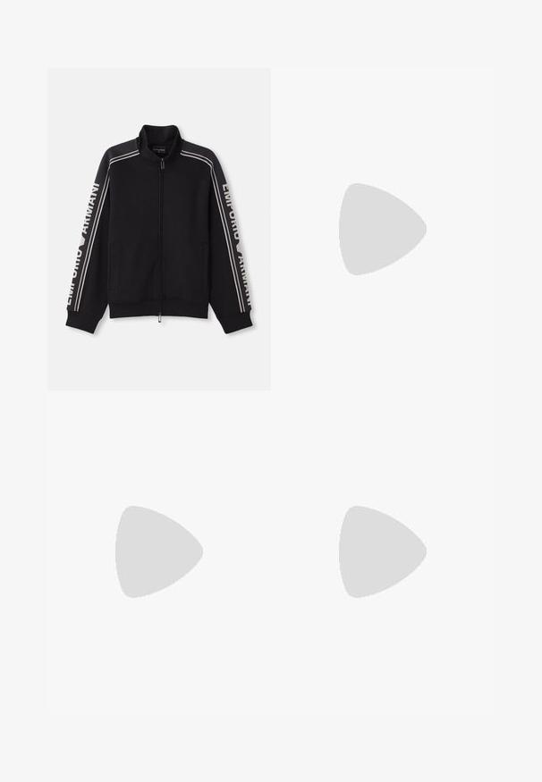 Crna jakna na zatvaranje sa visokim ovratnikom, s bež prugama i natpisom "Emporio Armani" duž rukava. Mekani materijal, dva bočna džepa.; Tamnopoli kratki rukav košulja od mekog materijala s suptilnim uzorkom logotipa Emporio Armani po cijeloj površini. Okrugli izrez s detaljima šivanja.; Traperice u srednje plavoj boji s blagim pranjem, dizajn s pet džepova, ravne nogavice i dugme za zatvaranje. Sadrže lagano izblijedjenje i suptilne akcentne šavove.; Crna kožna tenisica s niskim profilom, zaobljenim prstima i vezanjem; ima teksturiranu gumenu potplatu i detalj s logotipom na peti.