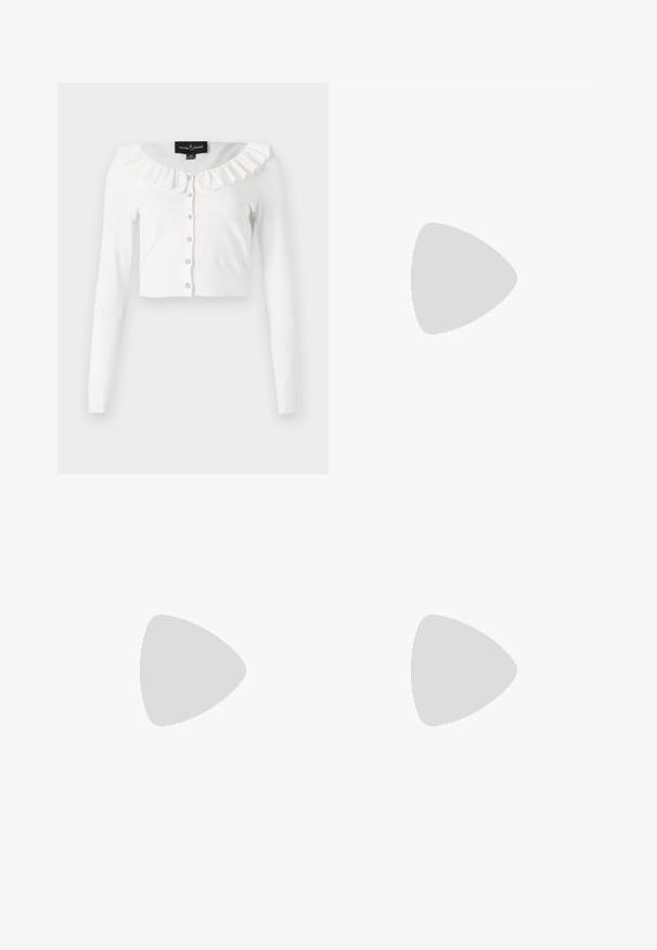 Cárdigan corto blanco hecho de una tela suave, con mangas largas, un escote con volantes y una fila de botones decorativos.; Hervé Léger THE CAMERON GOWN - Vestido de punto - black; Zapato de charol nude con punta afilada, correa en el tobillo y tacón de aguja, que presenta una textura suave y un diseño minimalista.; Cult Gaia UBAH - Clutch - wheat