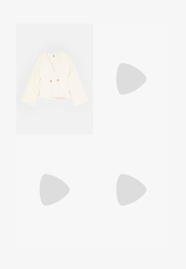 Krämfärgad kort wrapjacka med djup V-hals, långa vida ärmar och två gyllene knappstängningar. Mjuk, strukturerad tyg.; Vit bomull t-shirt med kort ärm, rund halsringning, avslappnad passform och söm i nederkant. Etikett synlig på insidan av halsen.; Ljusblå denimjeans med ett slitet utseende, raka ben, fem fickor och knäppning. Rå nederkant vid anklarna.; Svarta ankelstövlar i glänsande läder, med spetsig tå och en dekorativ guld- och silverdetalj framtill. Blockklackdesign.