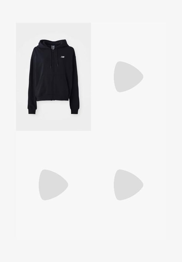Haut à zip noir en tissu doux, avec une poche kangourou, un capuchon à cordon de serrage et un petit logo réfléchissant sur la poitrine.; T-shirt rayé avec des nuances d'orange et de marron, en tissu côtelé. Présente un col arrondi et des manches courtes, avec un logo en forme de cœur sur la poitrine.; Shorts en denim dégradé du bleu clair au bleu foncé, avec un design classique à cinq poches, agrémentés d'un bouton et de jambes larges.; Chaussures de sport beiges avec des superpositions en mesh et en synthétique, présentant une surface texturée, un col rembourré et un amorti "ABZORB" au niveau du talon.