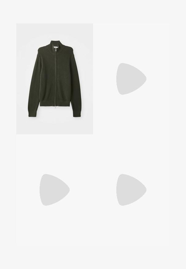 Dunkelgrüner gerippter Strick-Zipfelcardigan mit hohem Kragen und langen Ärmeln, flach auf einem weißen Hintergrund ausgelegt.; Schwarzes Kurzarm-Polohemd aus weichem, leichtem Stoff. Verfügt über einen klassischen Kragen und einen vorderen Knopfverschluss.; Schwarze, maßgeschneiderte Hose mit geradem Bein, aus glattem Stoff, mit einem vorderen Knopfverschluss und zwei seitlichen Taschen.; Schwarze Wildleder-Sneaker mit flacher, strukturierter Sohle, rundem Zehenbereich, sechs Ösen für Schnürsenkel und minimalistischen Design.