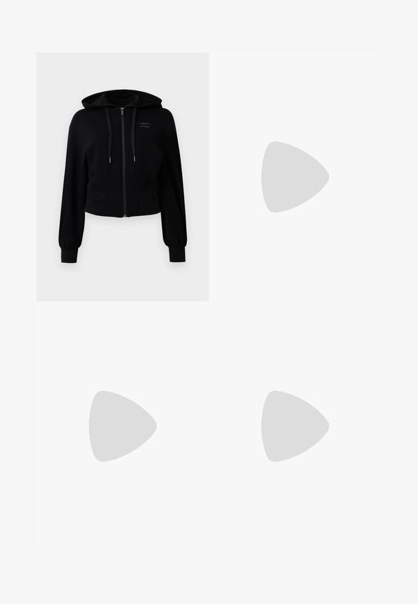 Hoodie preto de fecho éclair moderno, feito de tecido suave, com capuz, design ligeiramente curto e punhos canelados com detalhe do logótipo.; T-shirt de algodão branca com decote redondo e mangas curtas. Apresenta um logótipo EA7 preto e detalhes listrados no design.; Calças de jogging pretas com uma textura suave e elegante, apresentando uma cintura elástica com um logótipo e um detalhe de destaque lateral. Design de perna reta.; Tenis brancos com um upper texturizado, detalhes em dourado e design de logótipo. Apresenta uma sola preta e fecho de atacadores para um ajuste seguro.