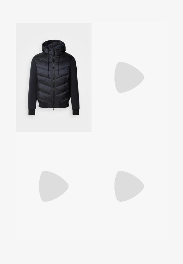Veste rembourrée avec un devant noir matelassé, des manches texturées, une fermeture éclair et une capuche réglable. Dotée de poches latérales zippées.; Chemise blanche à manches longues avec des rayures verticales bleu marine, un col à revers et une fermeture éclair à l'avant. Fabriquée à partir d'un tissu léger avec une texture douce.; Pantalons noirs ajustés avec une coupe droite, dotés d'une fermeture à bouton à l'avant et de passants de ceinture, fabriqués à partir d'un tissu lisse et léger.; Mocassins en cuir noir à bout arrondi, avec un design cousu, une semelle plateforme basse et une semelle en caoutchouc texturée et crantée.; Sac à ordinateur en cuir marron avec une surface texturée, deux poignées supérieures, une bandoulière réglable et deux boucles à l'avant pour un détail supplémentaire.
