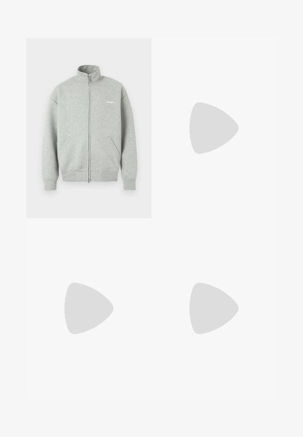 Sudadera gris con cremallera, hecha de tela suave, con cuello alto, dos bolsillos frontales y una marca minimalista en blanco en el pecho.; Camiseta de algodón azul marino con manga corta, escote redondo y un gráfico blanco que presenta un escudo de armas y el texto "los nuevos originales".; Jean de mezclilla azul claro con diseño de pierna recta, con una cintura de altura media, cinco bolsillos y un cierre de botón y cremallera.; Zapatilla deportiva blanca con detalles en negro y rojo, que presenta un upper de cuero suave, parte frontal con cordones y una amortiguación de aire visible en la suela.