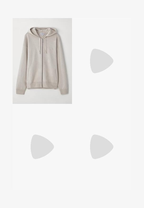 Felpa leggera grigia con zip, realizzata in tessuto morbido, caratterizzata da un cappuccio con coulisse, tasche laterali, polsini a coste e un piccolo logo sul petto.; T-shirt bianca in cotone con colletto a girocollo, maniche corte e un piccolo logo ricamato verde sul petto. Design classico a vestibilità diritta.; Pantaloni sportivi beige realizzati in tessuto morbido, con una vita ampia, tasche laterali e gambe affusolate per una vestibilità rilassata.; Sneakers in pelle nera con occhielli e lacci dorati, superficie texture, punta rotonda e suola nera spessa. Design semplice e moderno con linguetta posteriore.