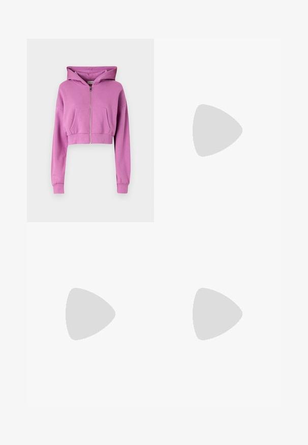 Lühendatud roosa kapuutsiga sviiter, ees lukuga, pikkade varrukatega, kahe ees oleva taskuga ja nööriga kapuuts, valmistatud pehmest puuvilla segus kangast.; Köitkeelne lühike topp mahedas hallis värvitoonis, pehmest kangast, millel on volditud rinnus, silmadega detailid ning väike logo silt hemus.; Halli ribatud kudumiga laienevad püksid kõrge vöökohtaga. Disainil on tekstuurilised vertikaalsed triibud ja lõdva istumisega hem.; Hõbedased metallik slingback korterjalatsid terava ninasuuna ja esiosal sõlmedetailiga, millel on reguleeritav rihm kindla istuvuse tagamiseks.