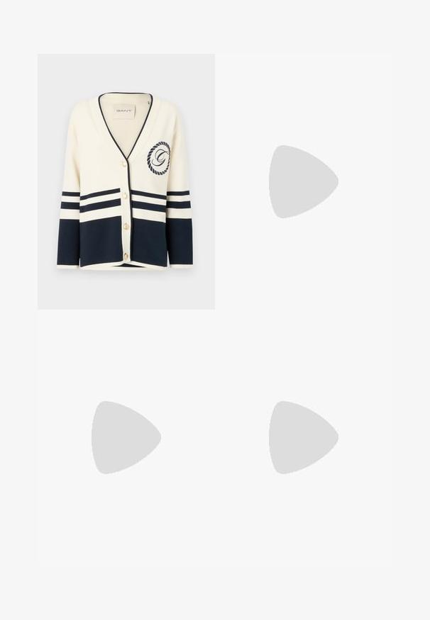 Kermanen kardigan avec des rayures marines, en V, cinq boutons dorés et un détail de logo brodé. Fabriqué à partir d'un tissu doux et texturé.; Valkoinen puuvillapaita lyhyillä hihoilla, jossa on laivaston sininen graafinen teksti, joka sisältää sanat "GANT", "EST. 1949" ja "NEW HAVEN."; Vaaleansiniset farkut, joissa on leveät lahkeet ja korkea vyötärö. Niissä on kaksi etutaskua, yläpainike ja hieman kulutusta.; Valkoinen tennari, joka on valmistettu sileästä synteettisestä materiaalista, pyöreällä kärjellä, nauhakiinnityksellä, tasaisella pohjalla ja hienovaraisella rei'ityksellä.