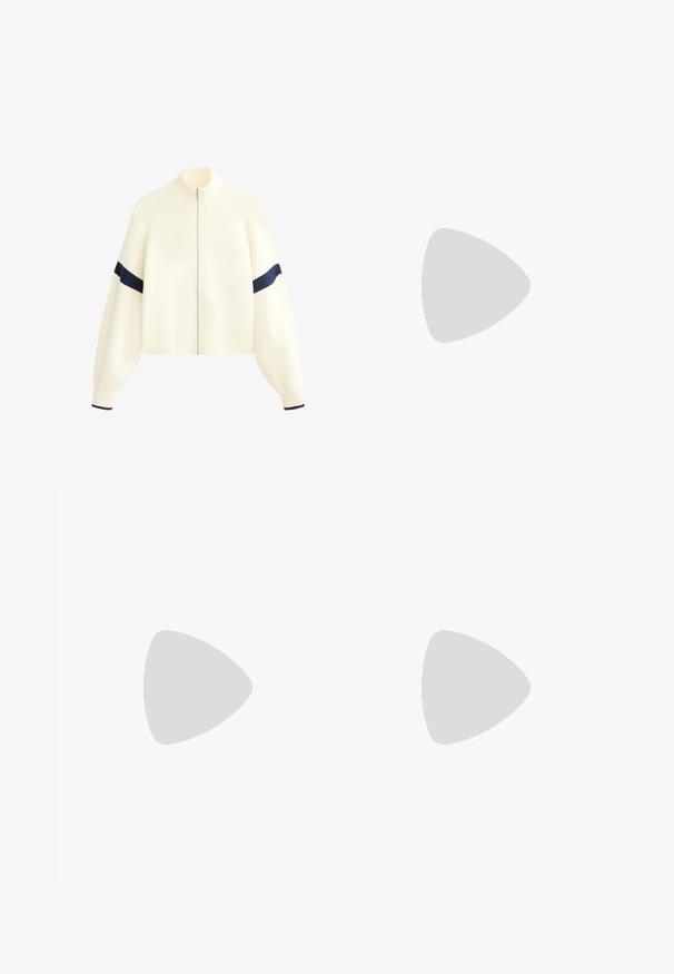 Maglione crema con zip e collo alto, maniche ampie e strisce blu navy sulle braccia. Tessuto morbido e design corto.; Top sportivo di un beige chiaro con spalline sottili, scollo a V e tessuto morbido. Abbinato a pantaloni corti aderenti dello stesso colore.; Leggings grigi con un tessuto morbido e elastico, vita alta e siluetta aderente, progettati per il comfort e la facilità di movimento.; Scarpa sportiva bianca realizzata in mesh traspirante con accenti testurizzati, dotata di una suola ammortizzata e di una suola in gomma arancione per una buona aderenza.